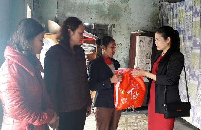 Lãnh đạo Ủy ban MTTQ Việt Nam thành phố trao quà tết cho hộ nghèo.