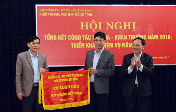 Đồng chí Trần Hải Châu, Ủy viên Ban Thường vụ, Trưởng ban Nội chính Tỉnh ủy, Trưởng Khối thi đua các Ban Đảng năm 2016 trao cờ cho đơn vị trưởng khối và phó khối thi đua năm 2017.
