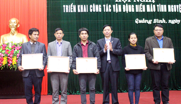 Đồng chí Cao Quang Cảnh, Chủ tịch Hội CTĐ tỉnh trao giấy khen của BCĐVĐ HMTN tỉnh cho các cá nhân xuất sắc trong phong trao HMTN năm 2016.