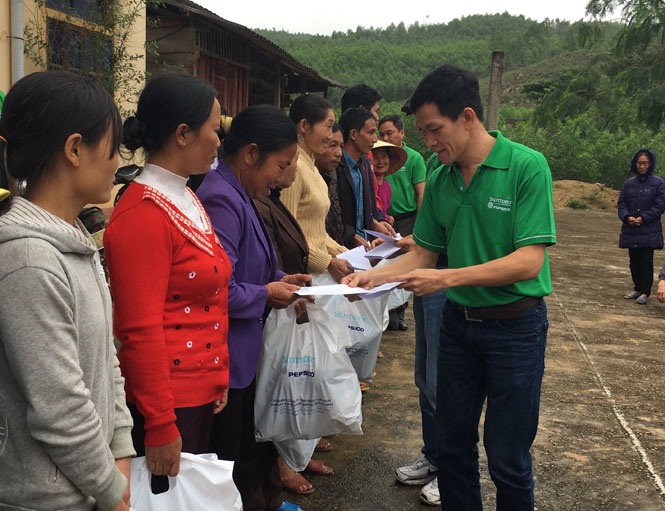 Điện Công ty TNHH Nước giải khát Suntory PepsiCo Việt Nam và Báo Công an TPHCM trao quà tết cho các hộ dân bị ảnh hưởng lũ lụt tại xã Ngư Hóa