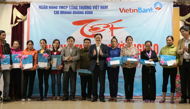 Lãnh đạo Vietinbank Quảng Bình trao quà xuân cho các hộ nghèo thị xã Ba Đồn