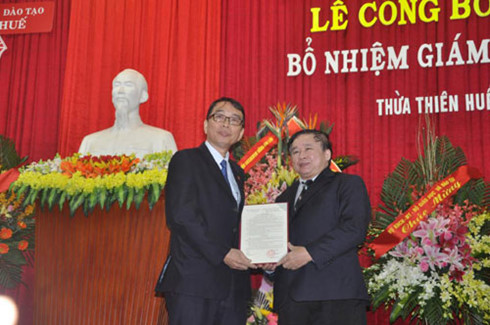 Thứ trưởng Bộ GD-ĐT Bùi Văn Ga trao quyết định bổ nhiệm Giám đốc Đại học Huế cho PGS.TS Nguyễn Quang Linh (ảnh: Đại học Huế)