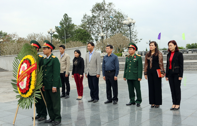 Đồng chí Trần Tiến Dũng cùng đoàn đại biểu tỉnh Quảng Bình đặt vòng hoa viếng Nghĩa trang liệt sỹ Quốc gia đường 9.