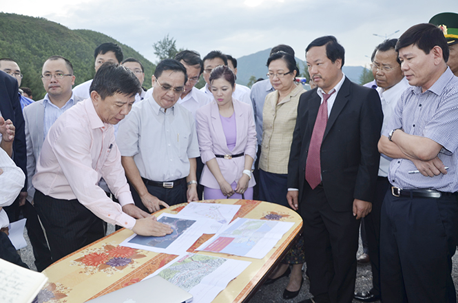 Đoàn công tác Chính phủ nước bạn Lào khảo sát khu vực xây dựng Kho xăng dầu ngoại quan ở Hòn La.