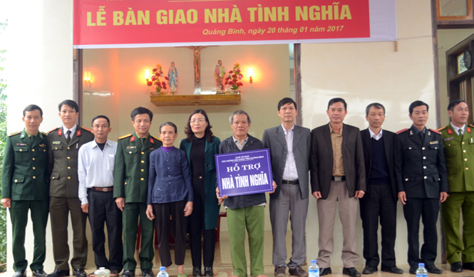 Đại diện các đơn vị trong khối thi đua các ngành Nội chính bàn giao nhà tình nghĩa cho gia đình ông Nguyễn Thanh.
