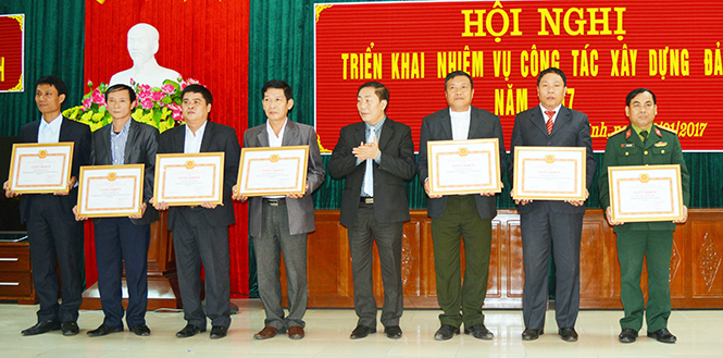 Lãnh đạo Huyện ủy Quảng Ninh khen thưởng các tập thể đạt thành tích xuất sắc trong công tác xây dựng Đảng năm 2016.