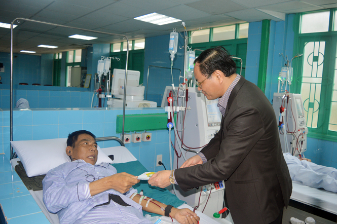 Đồng chí Lê Minh Ngân, Tỉnh ủy viên, Phó Chủ tịch UBND tỉnh thăm và tặng quà cho bệnh nhân Bệnh viện Hữu nghị Việt Nam-Cu Ba Đồng Hới.