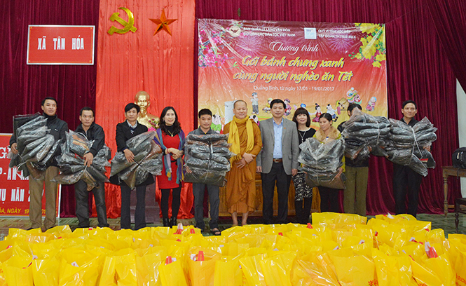 Đồng chí Trần Vũ Khiêm, Tỉnh ủy viên, Giám đốc Sở Văn hóa-Thể thao và đại diện Làng Văn hóa - Du lịch các dân tộc Việt Nam tặng quà cho người dân xã Tân Hóa.
