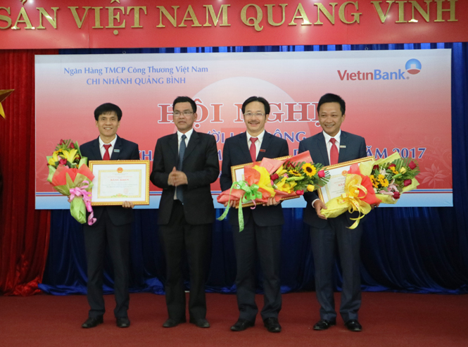 Trao Bằng Khen của UBND tỉnh cho các cá nhân xuất sắc trong hoạt động kinh doanh của Vietinbank năm 2016.