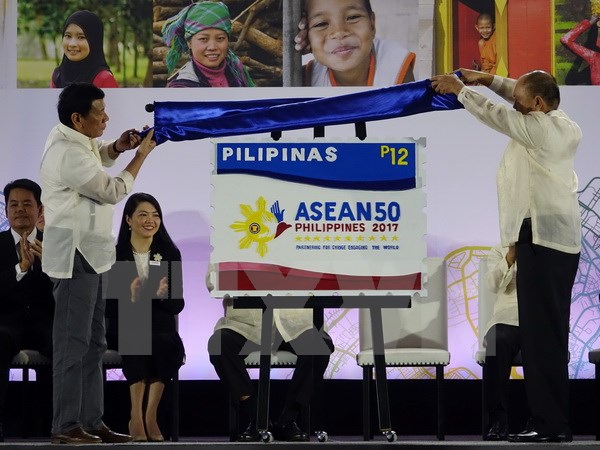 Tổng thống Philippines Rodrigo Duterte (trái) tại lễ đảm nhận cương vị Chủ tịch luân phiên ASEAN 2017 ở Davao. (Ảnh: EPA/TTXVN)