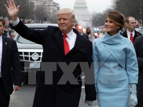 Tân Tổng thống Mỹ Donald Trump (trái) và phu nhân sau lễ tuyên thệ nhậm chức ở Washington, DC ngày 20-1 vừa qua. (Ảnh: AFP/TTXVN)