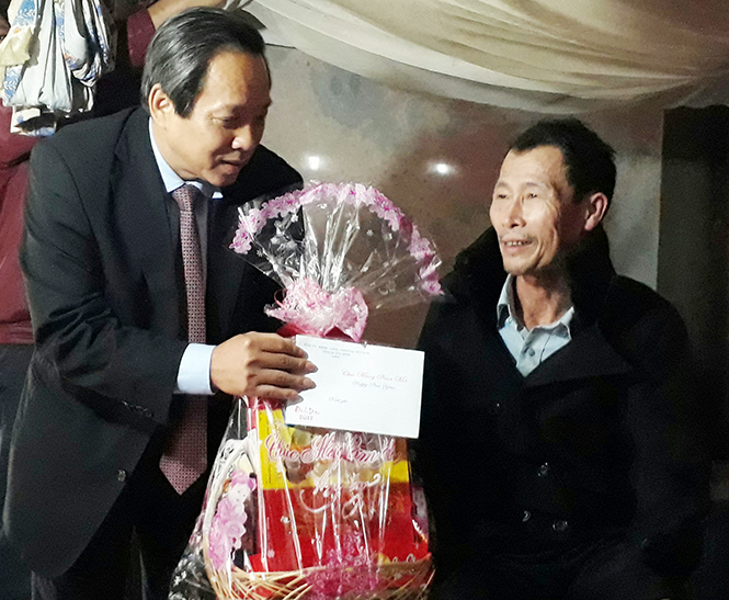 Đồng chí Hoàng Đăng Quang, Ủy viên Trung ương Đảng, Bí thư Tỉnh ủy, Chủ tịch HĐND tỉnh thăm và tặng quà cho bệnh binh Nguyễn Minh Thiện.