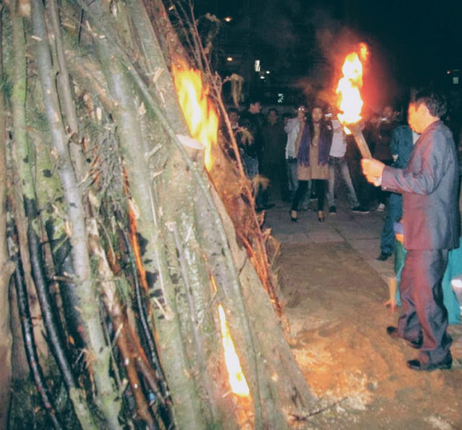  Người dân Cảnh Dương xin lửa trong thời khắc giao thừa.