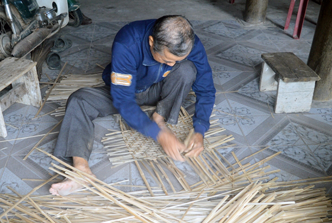 Mặc dù thu nhập thấp nhưng nhiều người dân nơi đây vẫn miệt mài với công việc đan lát của mình.
