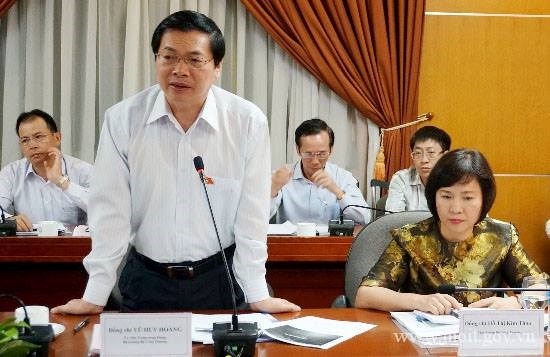 Ông Vũ Huy Hoàng và bà Hồ Thị Kim Thoa trong một buổi làm việc của Bộ Công Thương với địa phương năm 2014. (Nguồn: Thông tin Chính phủ)
