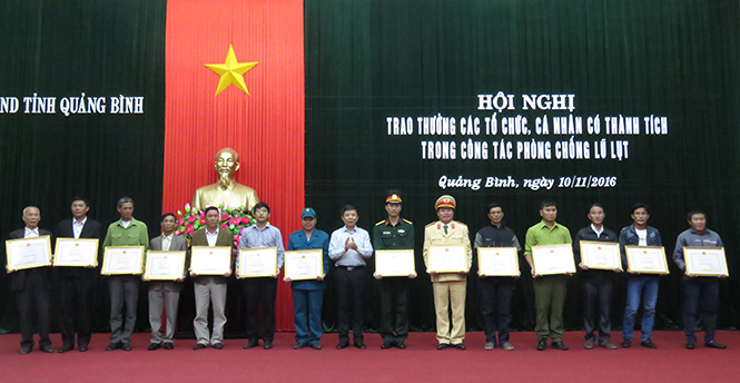  Đồng chí Nguyễn Hữu Hoài, Phó Bí thư Tỉnh ủy, Chủ tịch UBND tỉnh, Chủ tịch Hội đồng TĐ-KT tỉnh, trao bằng khen cho các tập thể và cá nhân có thành tích xuất sắc trong ứng phó và khắc phục hậu quả lũ lụt tháng 10-2016.