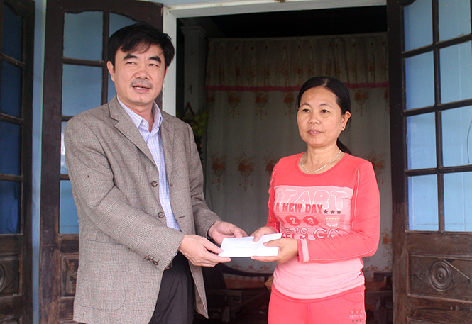 Đồng chí Nguyễn Lương Bình, Tỉnh ủy viên, Chủ tịch LĐLĐ tỉnh trao quà cho người lao động.