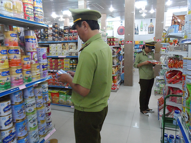 Lực lượng Quản lý thị trường kiểm tra, kiểm soát thị trường hàng hoá trong dịp Tết Nguyên đán Đinh Dậu 2017.