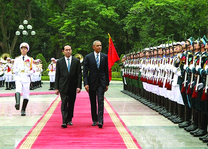 Chủ tịch nước Trần Đại Quang và Tổng thống Hoa Kỳ Barack Obama duyệt Đội danh dự Quân đội nhân dân Việt Nam.