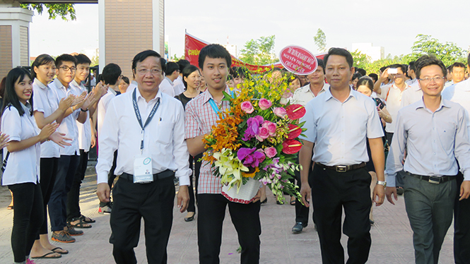 Thầy và trò Trường THPT chuyên Võ Nguyên Giáp chào đón Nguyễn Thế Quỳnh đoạt HCV từ Thụy Sỹ trở về