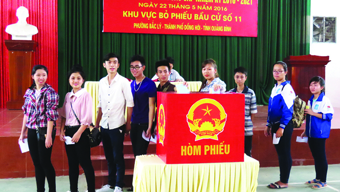 Sinh viên Trường đại học Quảng Bình bỏ phiếu bầu cử đại biểu Quốc hội và HĐND các cấp, nhiệm kỳ 2016-2021.