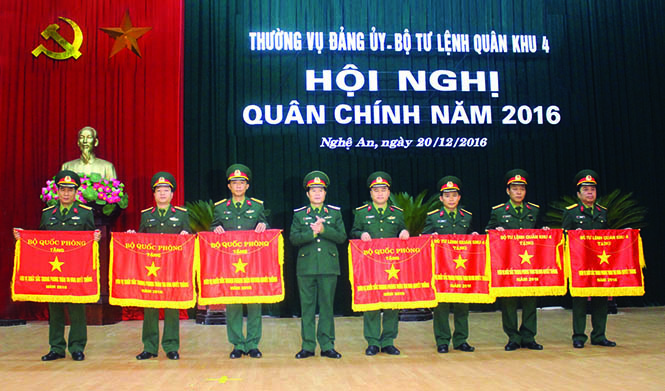 Đại diện Bộ CHQS tỉnh đón nhận cở đơn vị thi đua xuất sắc năm 2016 của Bộ Quốc phòng