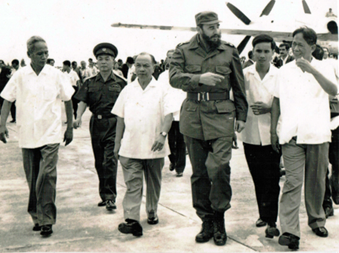  Đại tướng Võ Nguyên Giáp và đoàn lãnh đạo cao cấp của Đảng và Nhà nước đón Fidel Castro sang thăm Việt Nam năm 1973.