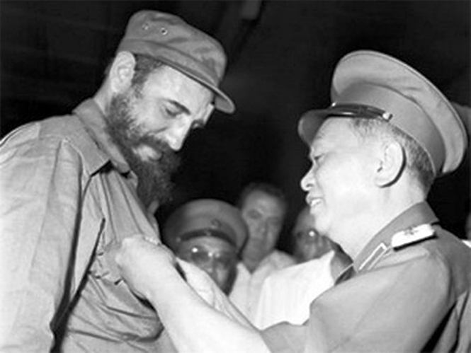 Đại tướng Võ Nguyên Giáp trao Huy hiệu Chiến sĩ Điện Biên  cho Fidel Castro.
