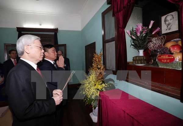 Tổng Bí thư Nguyễn Phú Trọng thắp hương tưởng niệm Chủ tịch Hồ Chí Minh tại Nhà 67. (Ảnh : Trí Dũng/TTXVN)