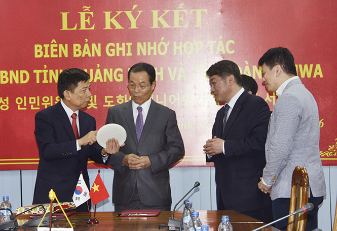Đồng chí Chủ tịch UBND tỉnh tiếp đoàn đầu tư đến từ Hàn Quốc.