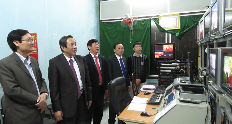 Đồng chí Hoàng Đăng Quang, Ủy viên Trung ương Đảng, Bí thư Tỉnh ủy, Chủ tịch HĐND tỉnh thăm cán bộ trực sản xuất chương trình tại Đài PT-TH tỉnh