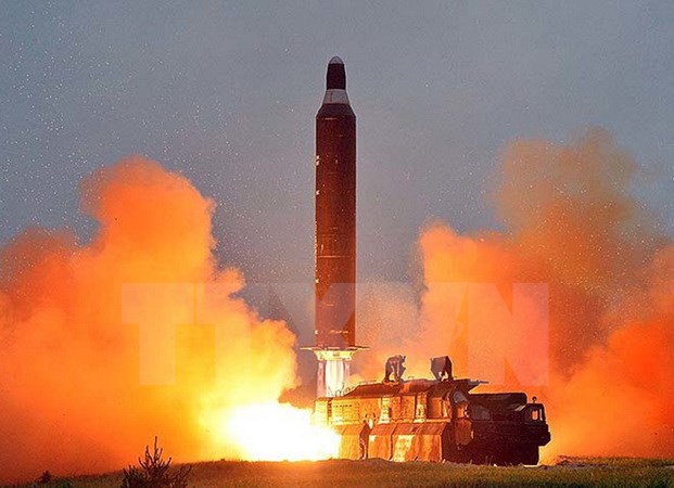 Tên lửa đạn đạo chiến lược tầm xa đất đối đất Hwasong-10 được phóng tại một địa điểm bí mật của Triều Tiên ngày 23-6-2016. (Nguồn: Reuters/TTXVN)