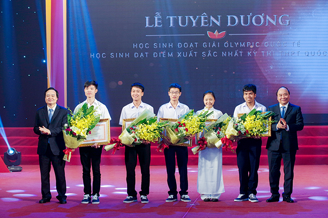 Nguyễn Thế Quỳnh là 1 trong 5 học sinh xuất sắc nhất của cả nước được Thủ tướng Nguyễn Xuân Phúc tặng bằng khen.