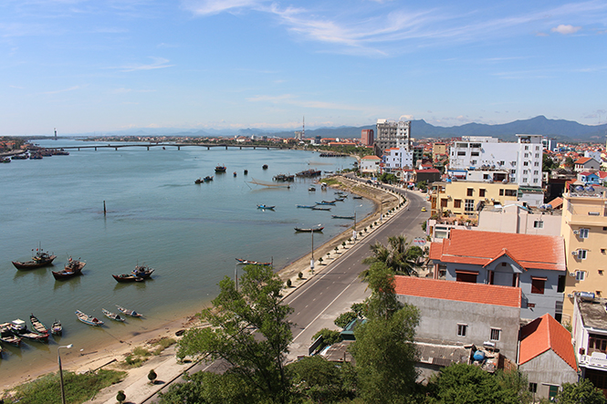 Thành phố Đồng Hới vẫn vững vàng bên chân sóng biển Đông.
