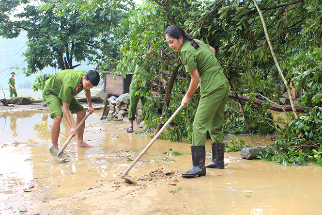  Hình ảnh người chiến sĩ công an giúp dân khắc phục hậu quả lũ lụt đã trở nên quen thuộc với nhiều người dân ở các địa phương vùng tâm lũ trong tỉnh. Ảnh: TRẦN TUẤN