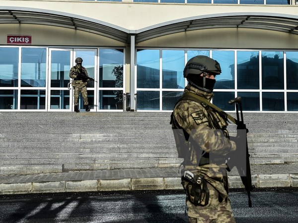 Lực lượng đặc nhiệm Thổ Nhĩ Kỳ gác bên ngoài tòa án thuộc quận Silivri, thủ đô Istanbul ngày 23-1. (Nguồn: AFP/TTXVN)