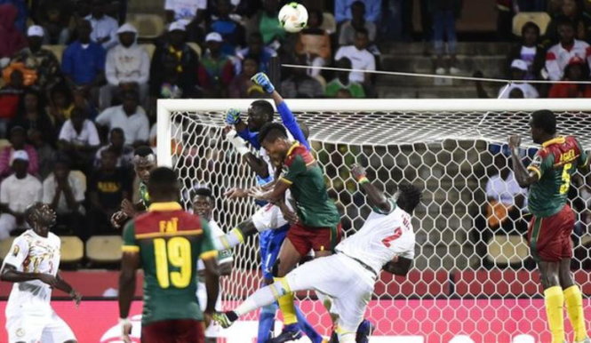  Cameroon (áo xanh) đã vượt qua Senegal ở tứ kết. Ảnh: GETTY IMAGES
