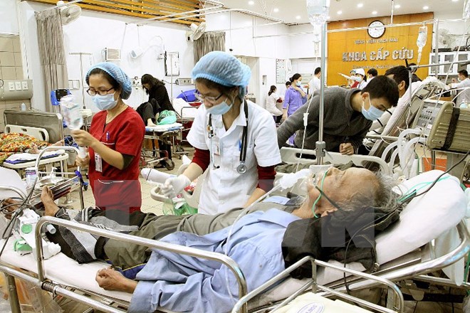 Nhân viên y tế chăm sóc cho bệnh nhân ngộ độc rượu. (Ảnh:TTXVN/Vietnam+)