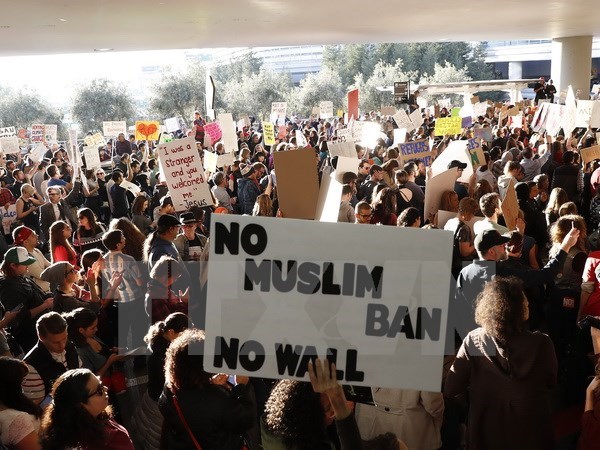 Người dân Mỹ biểu tình phản đối sắc lệnh cấm người tị nạn nhập cảnh của tân Tổng thống Mỹ tại sân bay quốc tế San Francisco ở bang California ngày 28-1. (Nguồn: AFP/TTXVN)