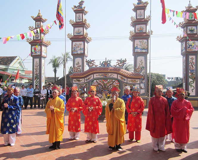 Các lễ hội, cúng tế đầu xuân được tổ chức tại đình làng.