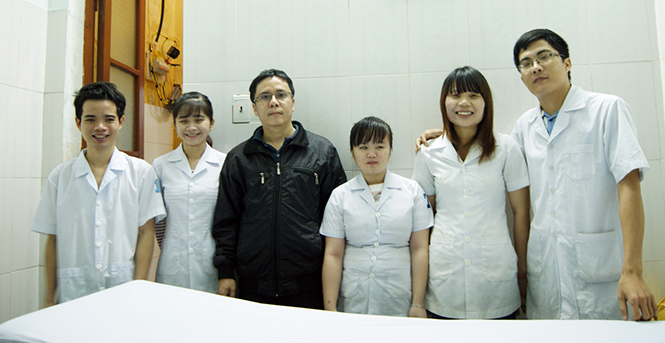 Anh Nguyễn Thái Hùng và đội ngũ nhân viên ở cơ sở xoa bóp.