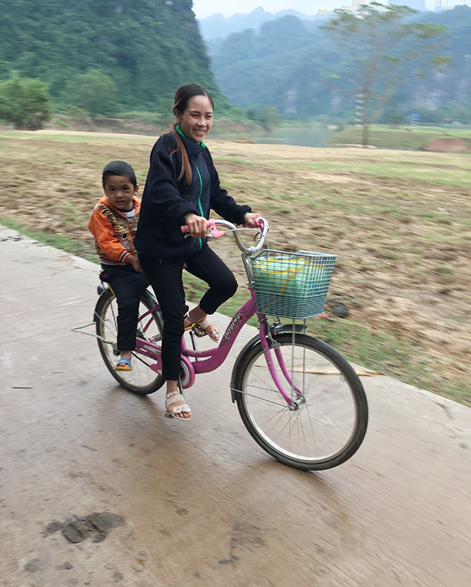 Sau mọi khó khăn, niềm vui hạnh phúc hiện tại của chị Nguyễn Thị Lài là được thấy con khỏe mạnh, ngoan ngoãn, được chở con đến trường mỗi ngày.