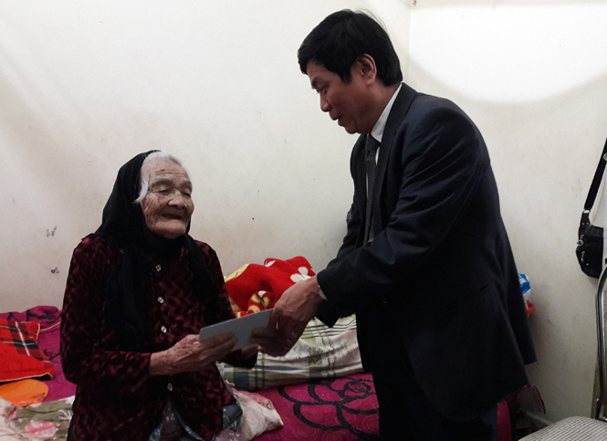 Đồng chí Lê Văn Phúc, Ủy viên Ban Thường vụ Tỉnh ủy, Bí thư Thành ủy Đồng Hới thăm và tặng quà cho bà mẹ Việt Nam anh hùng Phạm Thị Đít.