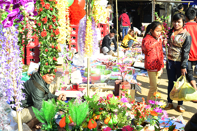 Người dân vùng cao huyện Minh Hóa đi sắm Tết ở chợ Y Leeng, xã Dân Hóa.