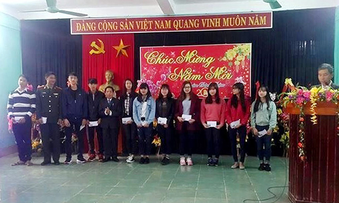 Xã Quảng Văn tổ chức tặng thưởng cho các học sinh đạt thành tích xuất sắc trong học tập.