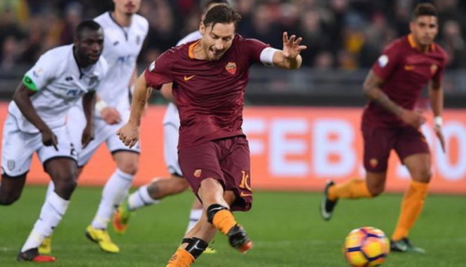  Totti thực hiện quả đá 11m thành công đưa Roma vào bán kết. Ảnh: AP