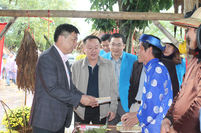 Đồng chí Nguyễn Hữu Hoài, Phó Bí thư Tỉnh ủy, Chủ tịch UBND tỉnh thăm các gian hàng tại Hội chợ quê “Xuân về mang thương nhớ”.