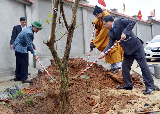 Các đồng chí lãnh đạo huyện Quảng Ninh trồng cây xanh đầu xuân trong khu vực di tích danh thắng núi Thần Đinh.