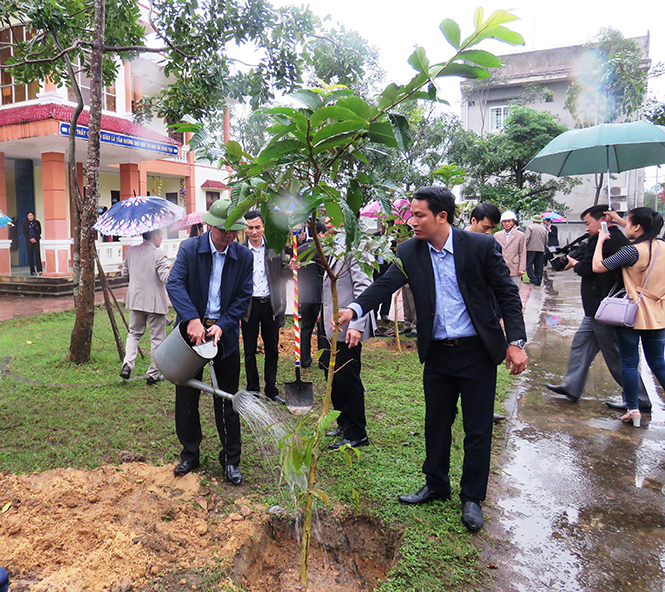 Các đồng chí lãnh đạo Thị ủy, HĐND, UBND thị xã Ba Đồn tham gia trồng cây đầu xuân Đinh Dậu 2017.