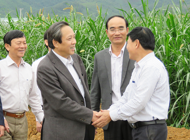 Đồng chí Hoàng Đăng Quang, Ủy viên Trung ương Đảng, Bí thư Tỉnh ủy, Chủ tịch HĐND tỉnh trò chuyện với cán bộ, công nhân Công ty TNHH Chăn nuôi Hòa Phát Quảng Bình.